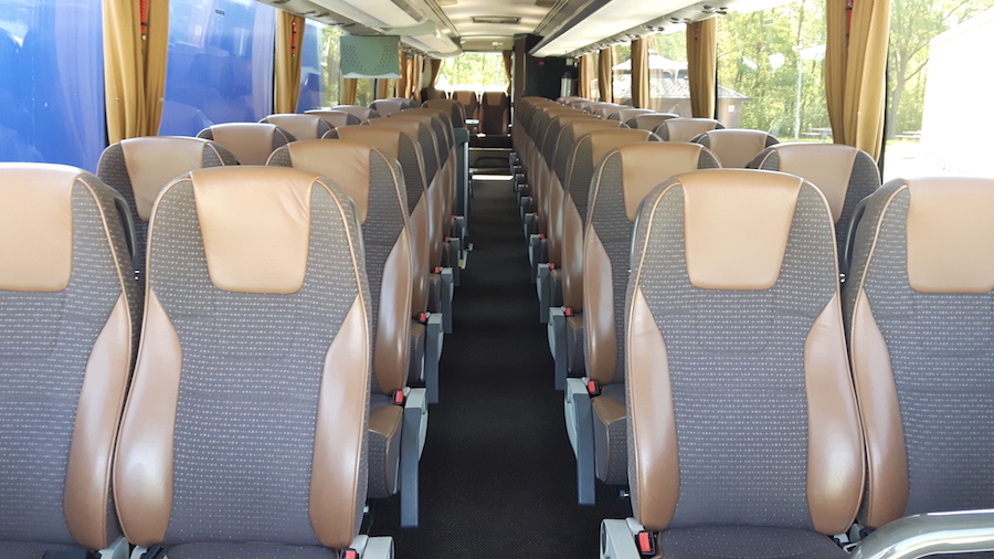 Reisebus mit 50 Sitz- & Rollstuhlplätzen